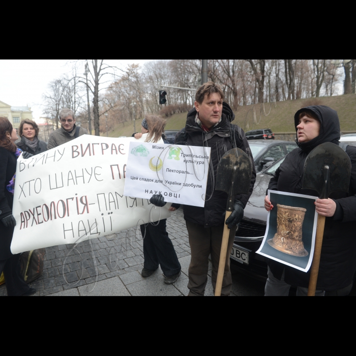 Співробітники Інституту археології НАН України  і представники «Спілки археологів України» пікетували Кабінет Міністрів Україну у зв’язку із складною ситуацією, в якій опинилась археологічна наука на сьогоднішній день. Мітинг відбувся під гаслом «Нищення археологічної науки = знищення історії України!» . З 1 січня 2016 р. набув чинності Закон України «Про Державний бюджет України на 2016 рік», за яким загальне бюджетне фінансування наукової та науково-технічної діяльності передбачено у розмірі менше 0,5 % валового внутрішнього продукту України.