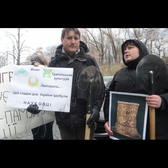 Співробітники Інституту археології НАН України  і представники «Спілки археологів України» пікетували Кабінет Міністрів Україну у зв’язку із складною ситуацією, в якій опинилась археологічна наука на сьогоднішній день. Мітинг відбувся під гаслом «Нищення археологічної науки = знищення історії України!» . З 1 січня 2016 р. набув чинності Закон України «Про Державний бюджет України на 2016 рік», за яким загальне бюджетне фінансування наукової та науково-технічної діяльності передбачено у розмірі менше 0,5 % валового внутрішнього продукту України.