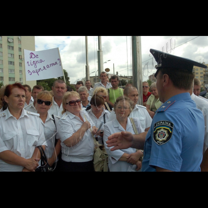 Мітинг провідників залізничного транспорту за підвищення зарплат і скасування автоматизованої системи відбору бригад провідників біля міністерства транспорту та зв’язку України.