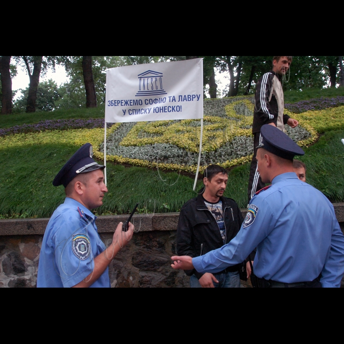 Відбулося пікетування Кабінету Міністрів України, під час якого громадські організації та ініціативні групи мешканців столиці вимагали від уряду накладення мораторію на забудову центральної частини Києва до впровадження зонінгу. Ініціатори: ВГО Коаліція учасників Помаранчевої революції