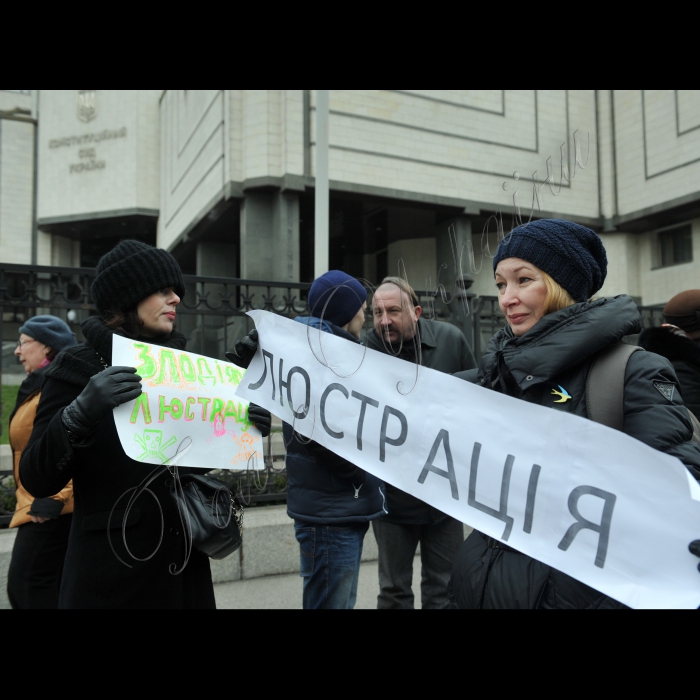 Біля Конституційного суду України, який продовжить розгляд справи про конституційність положень Закону «Про очищення влади» відбулась акція на підтримку люстрації. Організатор акції - ГО «Громадський люстраційний комітет».