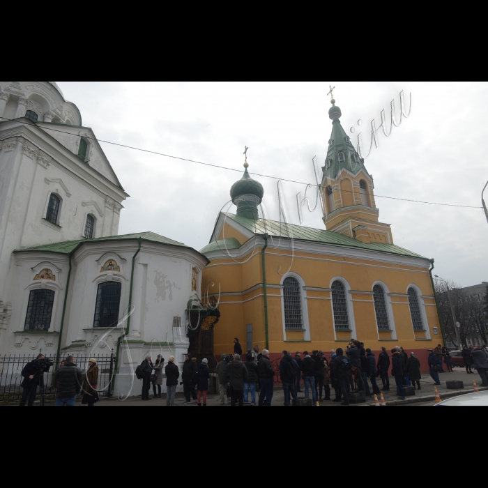 В Києві на Подолі відбувається церемонія поховання вбитого у 2000 році українського журналіста Георгія Гонгадзе.