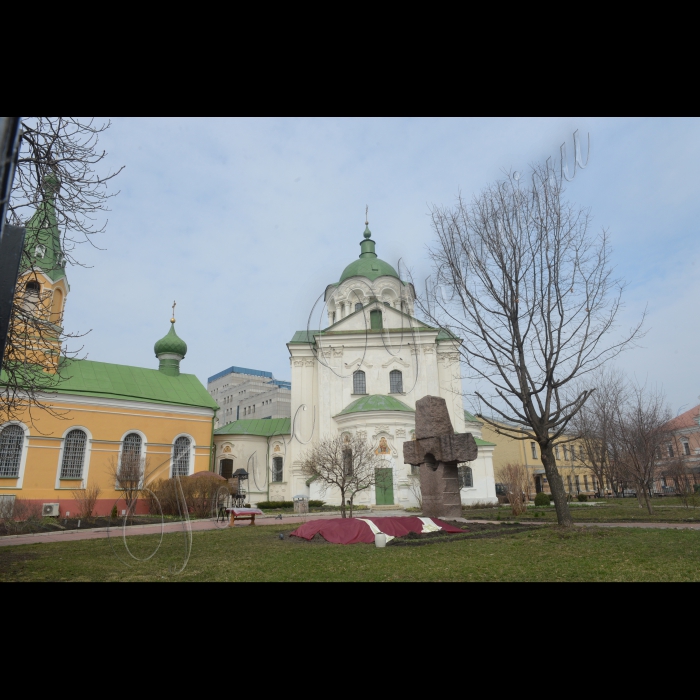 В Києві на Подолі відбувається церемонія поховання вбитого у 2000 році українського журналіста Георгія Гонгадзе.