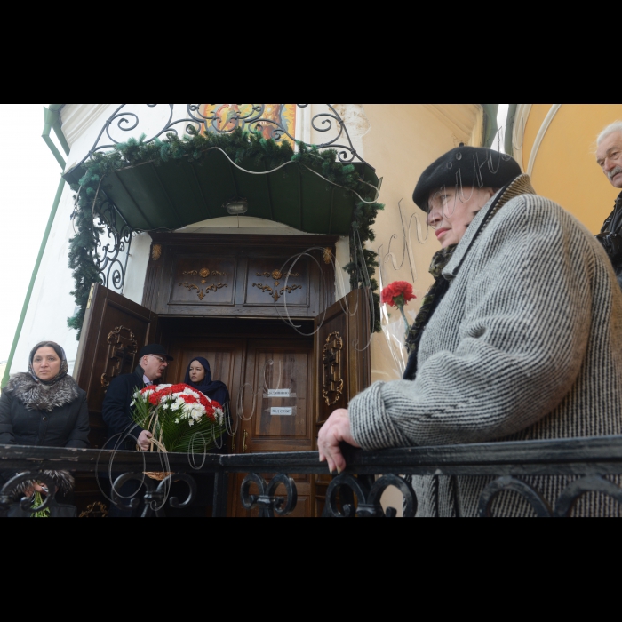 В Києві на Подолі відбувається церемонія поховання вбитого у 2000 році українського журналіста Георгія Гонгадзе.