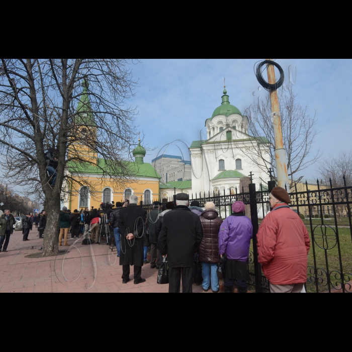 В Києві на Подолі відбувається церемонія поховання вбитого у 2000 році українського журналіста Георгія Гонгадзе.