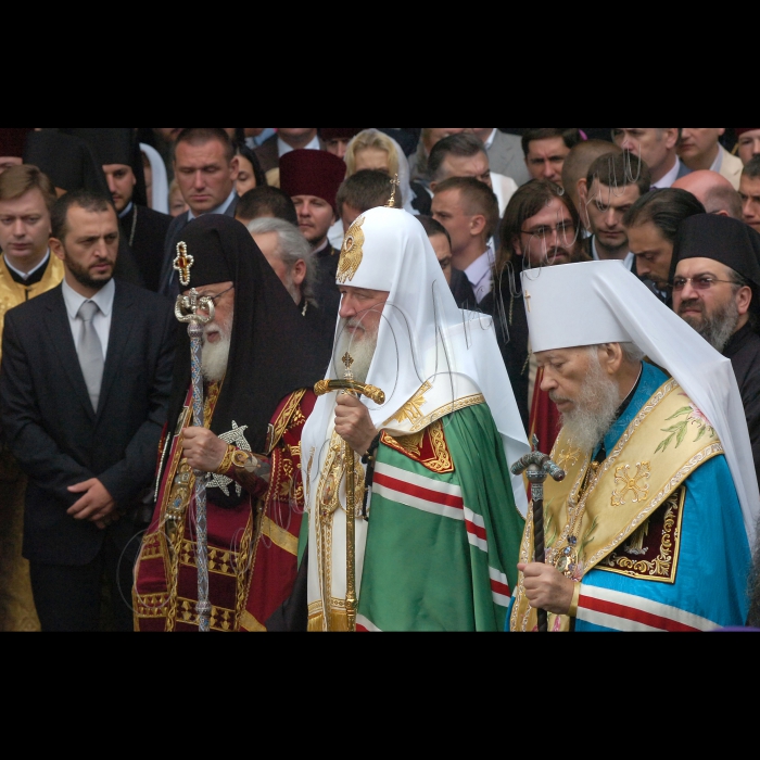 Патріарх Московський і всієї Русі Кирило в середу провів святковий молебень на Володимирській гірці в центрі Києва біля пам'ятника Святому князю Володимиру в рамках урочистих заходів, присвячених Дню хрещення Русі, які проходять у столиці України 26-28 липня.