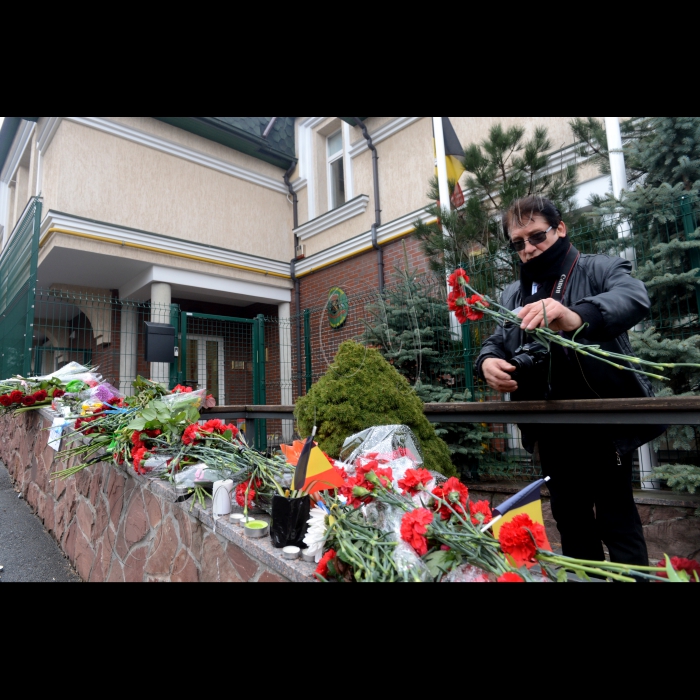 Посольство Бельгії. Кияни вшановують загиблих у терактах.