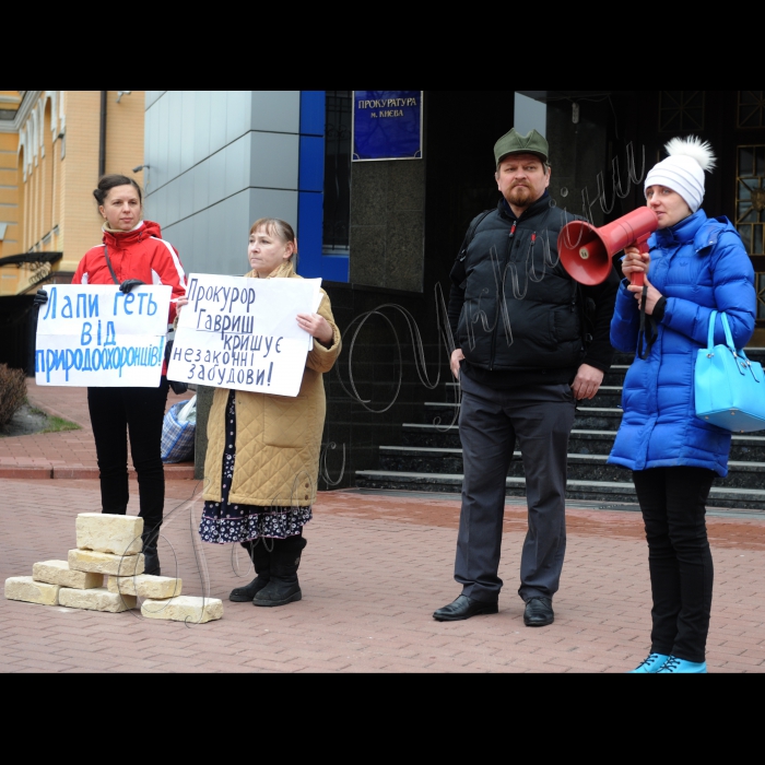 До прокуратури м.Києва активісти принесли цеглини зі зруйнованих забудовниками історичних будівель. Девіз акції: «Пам’ятати все. Не прощати нічого». 25 лютого через руйнування перегородок завалився старовинний будинок 1884 року побудови на вул. Б. Хмельницького, 12–14. Громадські активісти чотири рази пікетували прокуратуру Шевченківського району і вимагали від керівника прокуратури зупинити незаконні будівельні роботи, однак той відмовився накладати арешт на цей будинок, який руйнують мародери. Учасники акції вимагають притягти до відповідальності незаконних забудовників та керівника прокуратури Шевченківського району м. Києва, а також  накласти арешт на історичний будинок і скасувати незаконну приватизацію історичного пам’ятника.  