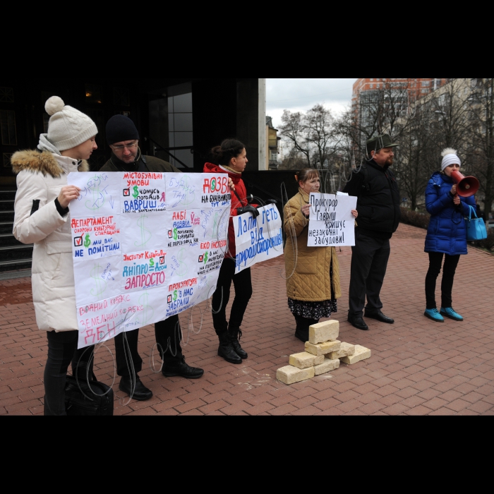 До прокуратури м.Києва активісти принесли цеглини зі зруйнованих забудовниками історичних будівель. Девіз акції: «Пам’ятати все. Не прощати нічого». 25 лютого через руйнування перегородок завалився старовинний будинок 1884 року побудови на вул. Б. Хмельницького, 12–14. Громадські активісти чотири рази пікетували прокуратуру Шевченківського району і вимагали від керівника прокуратури зупинити незаконні будівельні роботи, однак той відмовився накладати арешт на цей будинок, який руйнують мародери. Учасники акції вимагають притягти до відповідальності незаконних забудовників та керівника прокуратури Шевченківського району м. Києва, а також  накласти арешт на історичний будинок і скасувати незаконну приватизацію історичного пам’ятника.  