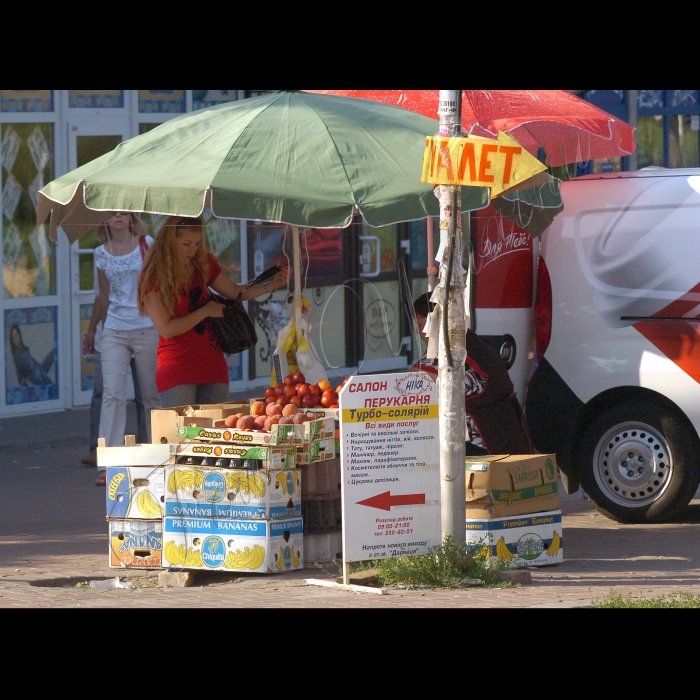 Торгівельні павільйони біля метро Дарниця.