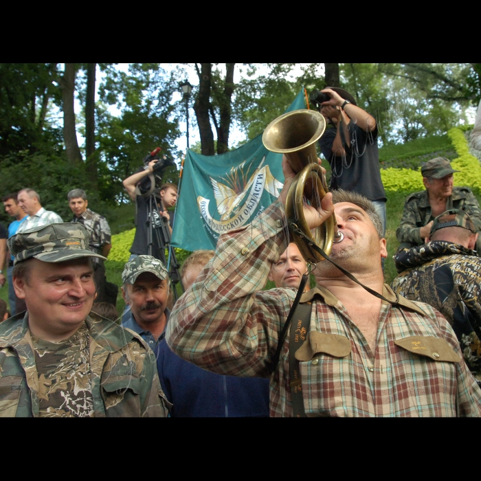 Мітинг біля Кабінету Міністрів України проти перенесення дати відкриття полювання на пернату дичину.