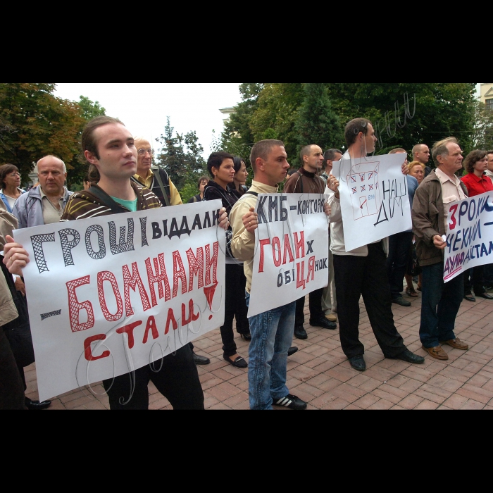 Біля АТ «Київміськбуд» відбулася акція протесту власників квартир 250-квартирного будинку, нещодавно збудованого у Бучі (Нове Шосе, 14). Вимоги: видати власникам ключі від квартир та забезпечити доступ до під’їздів; виготовити технічні паспорти на квартири, укласти договір з Бучанським бюро технічної інвентаризації на виготовлення свідоцтв про право власності; оформити свідоцтва про право власності та передати їх власникам або їх довіреним особам