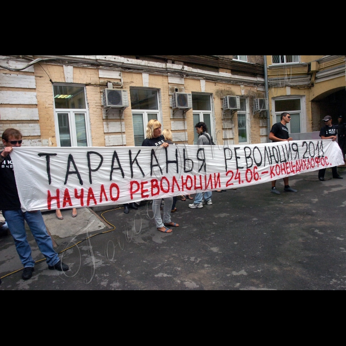 Мітинг на підтримку Тимошенко біля Печерського райсуду Києва.
Печерський районний суд Києва продовжив розгляд справи за обвинуваченням екс-прем’єр-міністра Юлії Тимошенко у перевищенні повноважень під час підписання газових угод з Росією у 2009 році.
