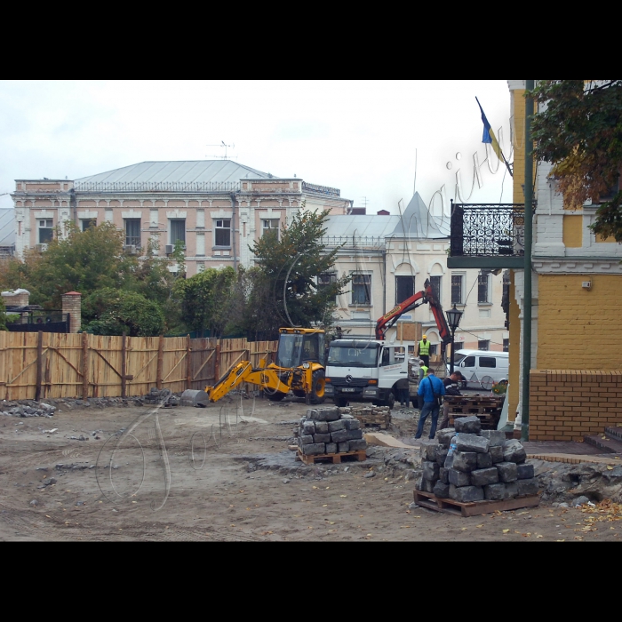 Наприкінці вересня у столиці розпочалася реконструкція Андріївського узвозу.
Завершити роботи планують до Дня Києва у 2012 році.
