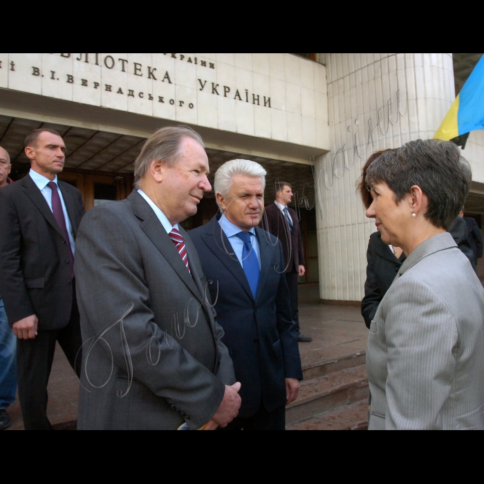 Національна бібліотека України імені В.І. Вернадського.

Відкриття українсько-австрійської культурної виставки. 

У відкритті виставки взяли участь Голова Верховної Ради України Володимир Литвин та Президент Національної Ради Республіки Австрія Барбара Праммер.
