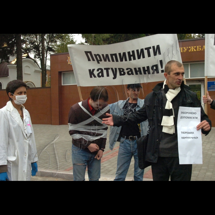 ГО «Інститут правових досліджень і стратегій» та Харківська правозахисна  група провели вуличну акцію «Хворих в СІЗО мають лікувати!». Під час акції відбулося театралізоване дійство.