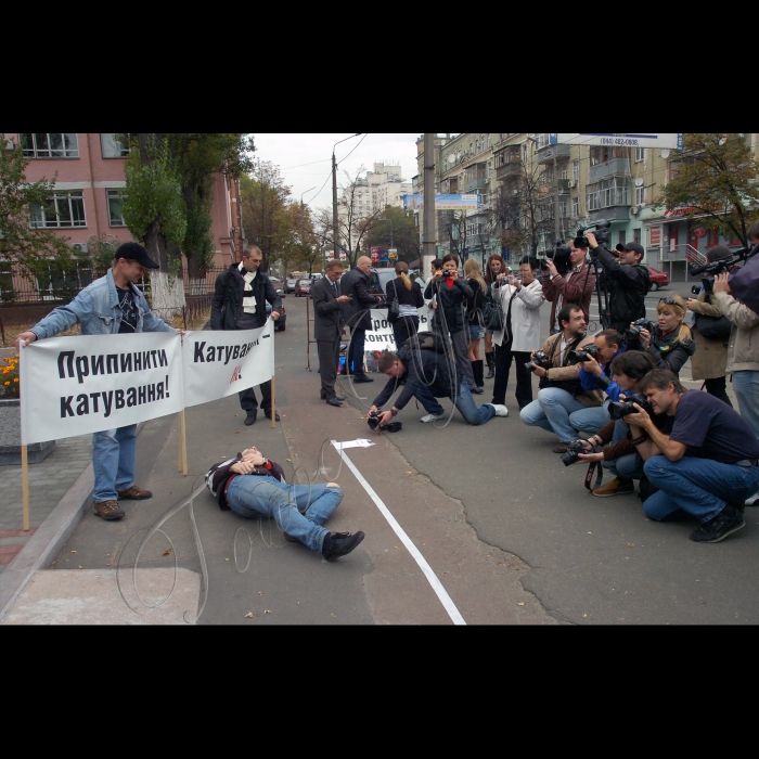 ГО «Інститут правових досліджень і стратегій» та Харківська правозахисна  група провели вуличну акцію «Хворих в СІЗО мають лікувати!». Під час акції відбулося театралізоване дійство.