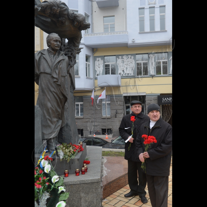 Київ, вул. Грушевського. Вшанування пам`яті  Вячеслава Чорновола у день роковин загибелі багатолітнього лідера Руху.