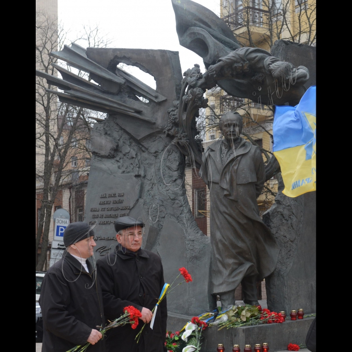 Київ, вул. Грушевського. Вшанування пам`яті  Вячеслава Чорновола у день роковин загибелі багатолітнього лідера Руху.