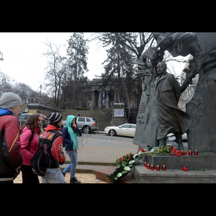 Київ, вул. Грушевського. Вшанування пам`яті  Вячеслава Чорновола у день роковин загибелі багатолітнього лідера Руху.