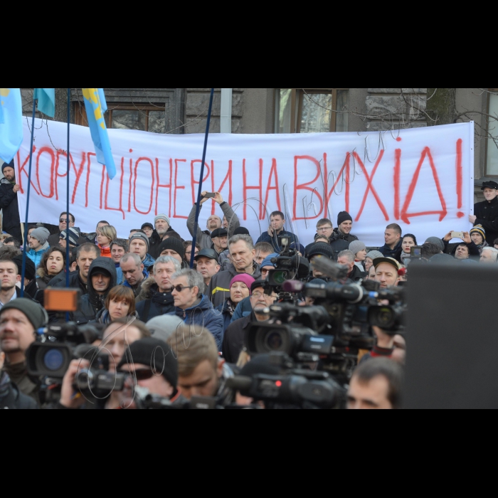 28 березня 2016. Київ. Протестуючі біля Адміністрації Президента вимагають відставки Віктора Шокіна. Учасники акції - близько 200 осіб - вимагали призначення незалежного Генпрокурора. Голова Центру протидії корупції Віталій Шабунін заявив, що лише громадський тиск на владу дозволить зрушити проблему з місця та очистити органи прокуратури від корупціонерів. 16 лютого президент Петро Порошенко запропонував Шокіну подати у відставку. У Верховній Раді зареєстровано проект постанови № 4122 про надання згоди назвільнення Шокіна з посади генпрокурора, яку будуть розглядати на пленарному засіданні ВР 29 березня.