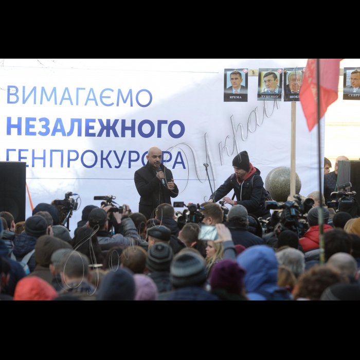 28 березня 2016. Київ. Протестуючі біля Адміністрації Президента вимагають відставки Віктора Шокіна. Учасники акції - близько 200 осіб - вимагали призначення незалежного Генпрокурора. Голова Центру протидії корупції Віталій Шабунін заявив, що лише громадський тиск на владу дозволить зрушити проблему з місця та очистити органи прокуратури від корупціонерів. 16 лютого президент Петро Порошенко запропонував Шокіну подати у відставку. У Верховній Раді зареєстровано проект постанови № 4122 про надання згоди назвільнення Шокіна з посади генпрокурора, яку будуть розглядати на пленарному засіданні ВР 29 березня. М. Найєм