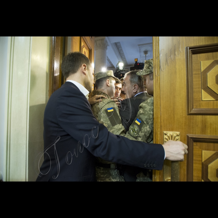 29 березня 2016. Пленарне засідання Верховної Ради України. Під час ранкового засідання відбулася сутичка біля входу до зали засідань Верховної Ради України екс-народного депутата Єгора Фірсова не пропускала до сесійної зали охорона, але вийшли народні депутати з міжфракційного депутатського об'єднання 