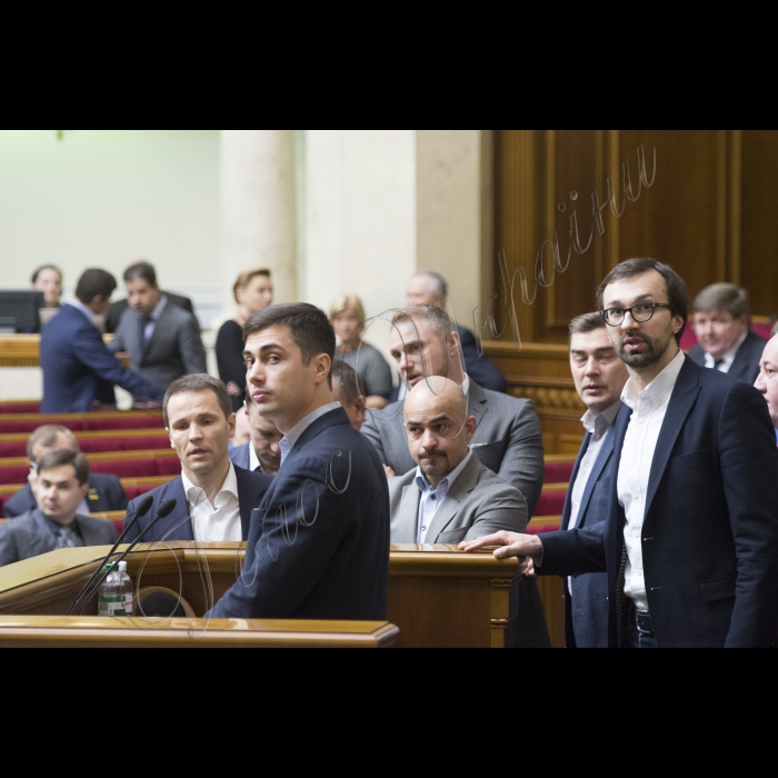 29 березня 2016. Пленарне засідання Верховної Ради України. Під час ранкового засідання відбулася сутичка біля входу до зали засідань Верховної Ради України екс-народного депутата Єгора Фірсова не пропускала до сесійної зали охорона, але вийшли народні депутати з міжфракційного депутатського об'єднання 