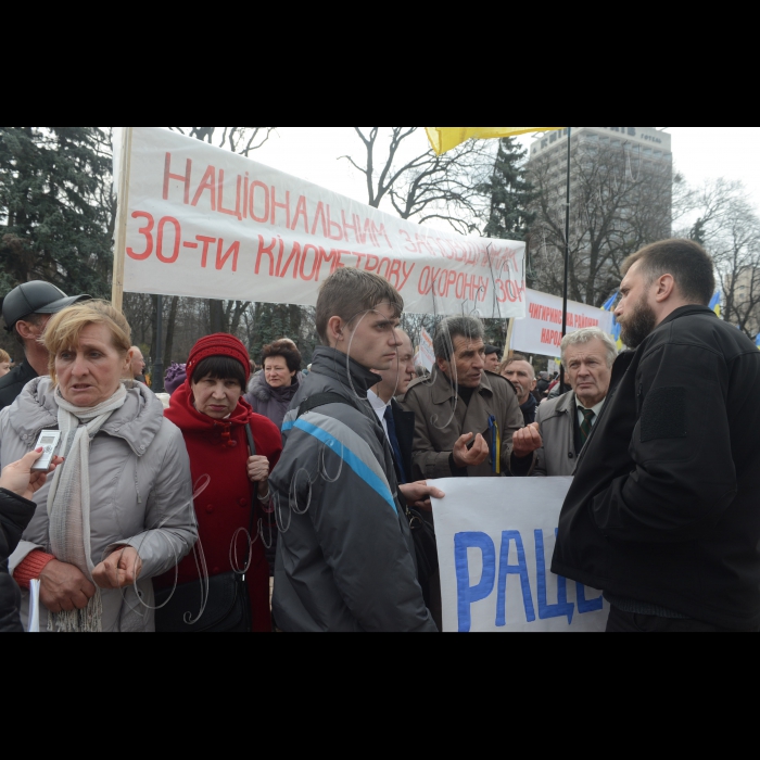 31 березня 2016 р. Мітинг біля Верховної Ради України жителів Чигиринського р-ну Черкаської області проти будівництва неподалік Національного історико-культурного заповідника «Чигирин» мега-птахофабрики.
н.д. Олег Петренко  