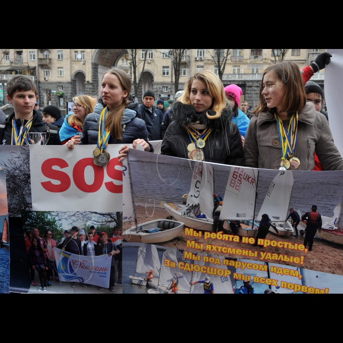 31 березня 2016. Біля КМДА відбулась акція протесту проти спроби рейдерського захоплення державної дитячої спортивної школи олімпійського резерву з вітрильного спорту 