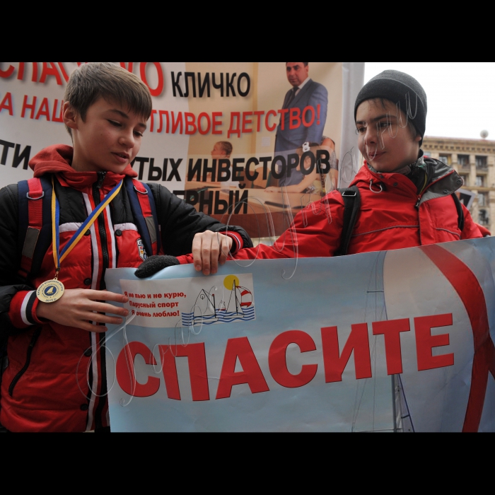 31 березня 2016. Біля КМДА відбулась акція протесту проти спроби рейдерського захоплення державної дитячої спортивної школи олімпійського резерву з вітрильного спорту 