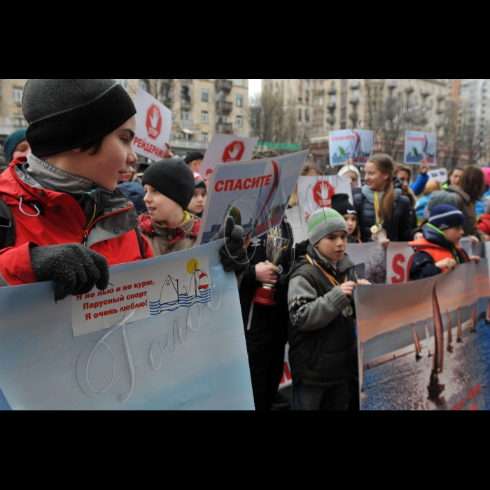 31 березня 2016. Біля КМДА відбулась акція протесту проти спроби рейдерського захоплення державної дитячої спортивної школи олімпійського резерву з вітрильного спорту 