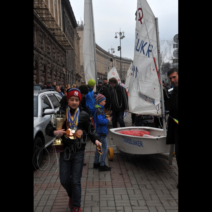 31 березня 2016. Біля КМДА відбулась акція протесту проти спроби рейдерського захоплення державної дитячої спортивної школи олімпійського резерву з вітрильного спорту 