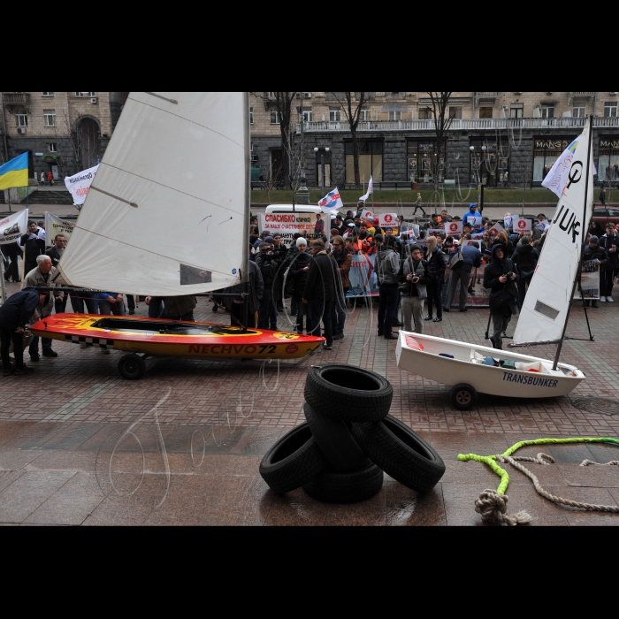 31 березня 2016. Біля КМДА відбулась акція протесту проти спроби рейдерського захоплення державної дитячої спортивної школи олімпійського резерву з вітрильного спорту 