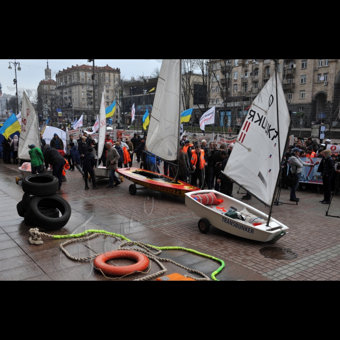 31 березня 2016. Біля КМДА відбулась акція протесту проти спроби рейдерського захоплення державної дитячої спортивної школи олімпійського резерву з вітрильного спорту 