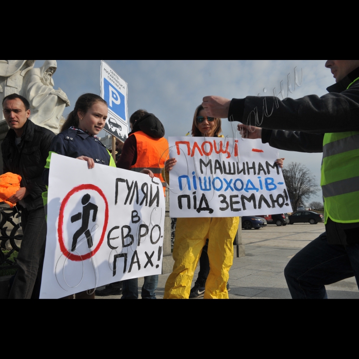 01 квітня 2016. Київ. На Михайлівській площі», відбулась  акція-перформанс «Урочисте відкриття «Свято-Михайлівської парківки й автоцентру». Акція проводиться у зв’язку із інформацією що з’явилася  30 березня про плани КМДА побудувати багаторівневий підземний паркінг під Михайлівською площею. В рамках акції учасники в тестовому режимі розгорнуть шиномонтаж, автомийку, автозаправку, центр автострахування та продажу майбутніх паркомісць. Відбудеться збір підписів за включення «Свято-Михайлівської парківки» в список туристичних must see столиці. В акції візьмуть участь княгиня Ольга, апостол Андрій Первозванний, святі рівноапостольні Кирило та Мефодій.