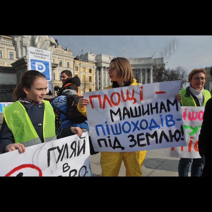 01 квітня 2016. Київ. На Михайлівській площі», відбулась  акція-перформанс «Урочисте відкриття «Свято-Михайлівської парківки й автоцентру». Акція проводиться у зв’язку із інформацією що з’явилася  30 березня про плани КМДА побудувати багаторівневий підземний паркінг під Михайлівською площею. В рамках акції учасники в тестовому режимі розгорнуть шиномонтаж, автомийку, автозаправку, центр автострахування та продажу майбутніх паркомісць. Відбудеться збір підписів за включення «Свято-Михайлівської парківки» в список туристичних must see столиці. В акції візьмуть участь княгиня Ольга, апостол Андрій Первозванний, святі рівноапостольні Кирило та Мефодій.