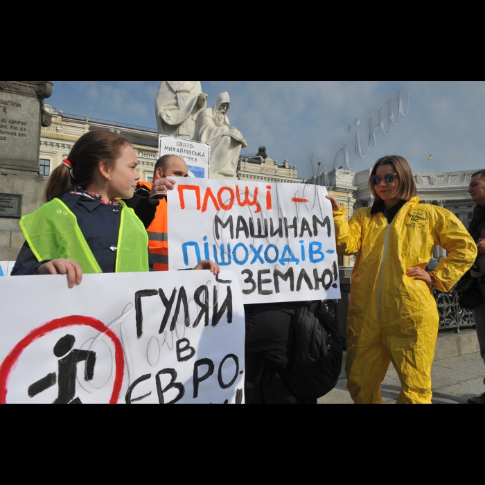 01 квітня 2016. Київ. На Михайлівській площі», відбулась  акція-перформанс «Урочисте відкриття «Свято-Михайлівської парківки й автоцентру». Акція проводиться у зв’язку із інформацією що з’явилася  30 березня про плани КМДА побудувати багаторівневий підземний паркінг під Михайлівською площею. В рамках акції учасники в тестовому режимі розгорнуть шиномонтаж, автомийку, автозаправку, центр автострахування та продажу майбутніх паркомісць. Відбудеться збір підписів за включення «Свято-Михайлівської парківки» в список туристичних must see столиці. В акції візьмуть участь княгиня Ольга, апостол Андрій Первозванний, святі рівноапостольні Кирило та Мефодій.