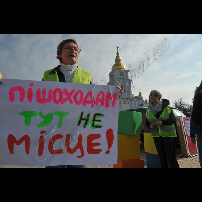 01 квітня 2016. Київ. На Михайлівській площі», відбулась  акція-перформанс «Урочисте відкриття «Свято-Михайлівської парківки й автоцентру». Акція проводиться у зв’язку із інформацією що з’явилася  30 березня про плани КМДА побудувати багаторівневий підземний паркінг під Михайлівською площею. В рамках акції учасники в тестовому режимі розгорнуть шиномонтаж, автомийку, автозаправку, центр автострахування та продажу майбутніх паркомісць. Відбудеться збір підписів за включення «Свято-Михайлівської парківки» в список туристичних must see столиці. В акції візьмуть участь княгиня Ольга, апостол Андрій Первозванний, святі рівноапостольні Кирило та Мефодій.