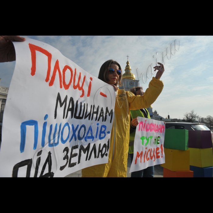 01 квітня 2016. Київ. На Михайлівській площі», відбулась  акція-перформанс «Урочисте відкриття «Свято-Михайлівської парківки й автоцентру». Акція проводиться у зв’язку із інформацією що з’явилася  30 березня про плани КМДА побудувати багаторівневий підземний паркінг під Михайлівською площею. В рамках акції учасники в тестовому режимі розгорнуть шиномонтаж, автомийку, автозаправку, центр автострахування та продажу майбутніх паркомісць. Відбудеться збір підписів за включення «Свято-Михайлівської парківки» в список туристичних must see столиці. В акції візьмуть участь княгиня Ольга, апостол Андрій Первозванний, святі рівноапостольні Кирило та Мефодій.