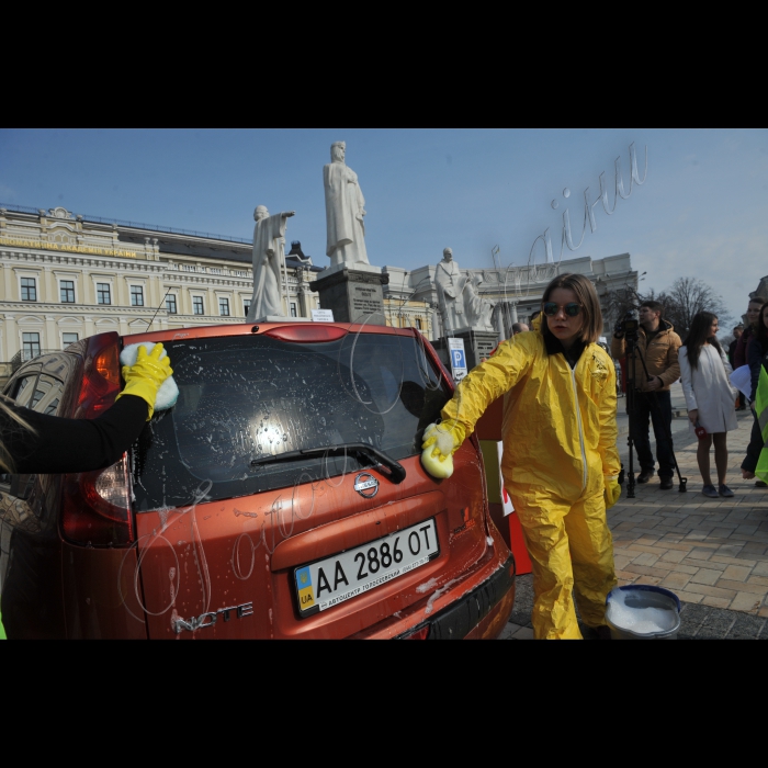 01 квітня 2016. Київ. На Михайлівській площі», відбулась  акція-перформанс «Урочисте відкриття «Свято-Михайлівської парківки й автоцентру». Акція проводиться у зв’язку із інформацією що з’явилася  30 березня про плани КМДА побудувати багаторівневий підземний паркінг під Михайлівською площею. В рамках акції учасники в тестовому режимі розгорнуть шиномонтаж, автомийку, автозаправку, центр автострахування та продажу майбутніх паркомісць. Відбудеться збір підписів за включення «Свято-Михайлівської парківки» в список туристичних must see столиці. В акції візьмуть участь княгиня Ольга, апостол Андрій Первозванний, святі рівноапостольні Кирило та Мефодій.