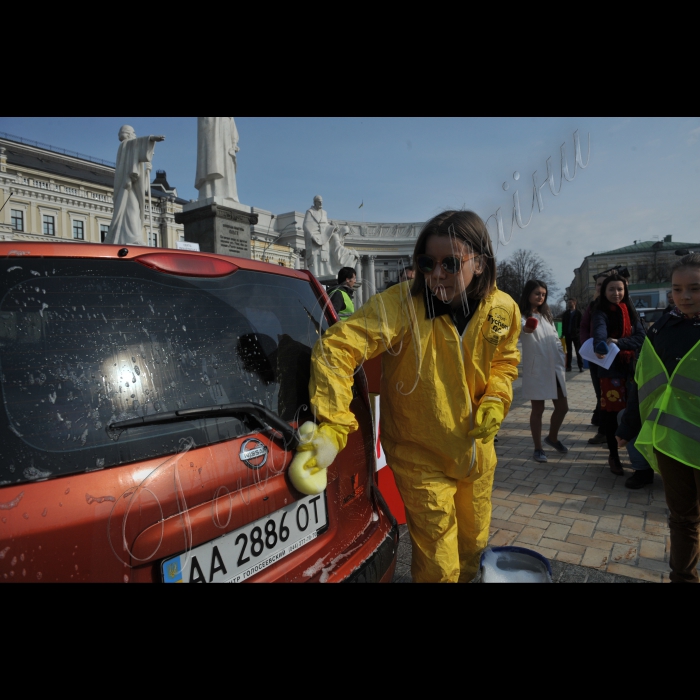 01 квітня 2016. Київ. На Михайлівській площі», відбулась  акція-перформанс «Урочисте відкриття «Свято-Михайлівської парківки й автоцентру». Акція проводиться у зв’язку із інформацією що з’явилася  30 березня про плани КМДА побудувати багаторівневий підземний паркінг під Михайлівською площею. В рамках акції учасники в тестовому режимі розгорнуть шиномонтаж, автомийку, автозаправку, центр автострахування та продажу майбутніх паркомісць. Відбудеться збір підписів за включення «Свято-Михайлівської парківки» в список туристичних must see столиці. В акції візьмуть участь княгиня Ольга, апостол Андрій Первозванний, святі рівноапостольні Кирило та Мефодій.