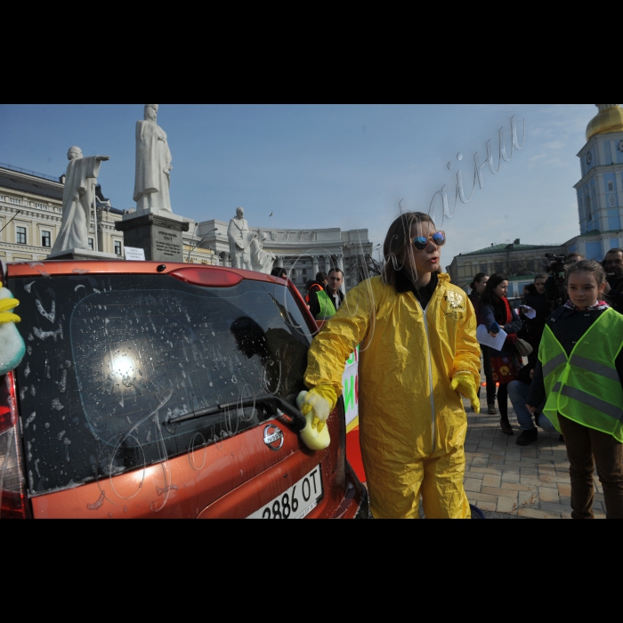 01 квітня 2016. Київ. На Михайлівській площі», відбулась  акція-перформанс «Урочисте відкриття «Свято-Михайлівської парківки й автоцентру». Акція проводиться у зв’язку із інформацією що з’явилася  30 березня про плани КМДА побудувати багаторівневий підземний паркінг під Михайлівською площею. В рамках акції учасники в тестовому режимі розгорнуть шиномонтаж, автомийку, автозаправку, центр автострахування та продажу майбутніх паркомісць. Відбудеться збір підписів за включення «Свято-Михайлівської парківки» в список туристичних must see столиці. В акції візьмуть участь княгиня Ольга, апостол Андрій Первозванний, святі рівноапостольні Кирило та Мефодій.