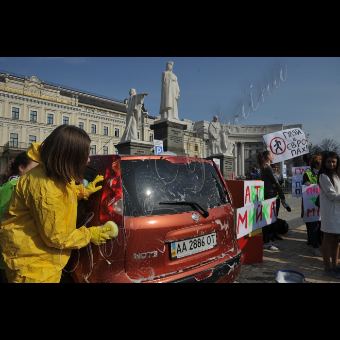 01 квітня 2016. Київ. На Михайлівській площі», відбулась  акція-перформанс «Урочисте відкриття «Свято-Михайлівської парківки й автоцентру». Акція проводиться у зв’язку із інформацією що з’явилася  30 березня про плани КМДА побудувати багаторівневий підземний паркінг під Михайлівською площею. В рамках акції учасники в тестовому режимі розгорнуть шиномонтаж, автомийку, автозаправку, центр автострахування та продажу майбутніх паркомісць. Відбудеться збір підписів за включення «Свято-Михайлівської парківки» в список туристичних must see столиці. В акції візьмуть участь княгиня Ольга, апостол Андрій Первозванний, святі рівноапостольні Кирило та Мефодій.