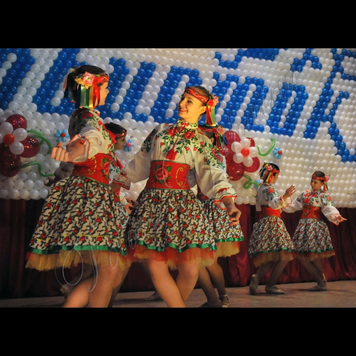 2 квітня 2016. У концертному залі будинку культури села Дмитрівка (Києво-Святошинского району Київської області) відбувся святковий концерт присвячений двадцятиріччю зразкового самодіяльного дитячого хореографічного колективу «Любисток».