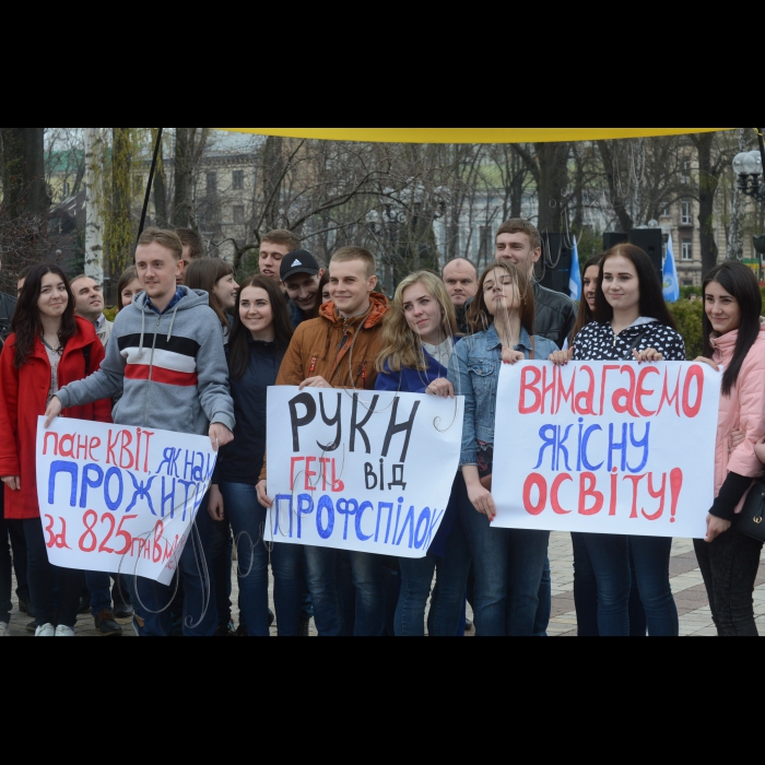 7 квітня 2016. У Києві в парку ім. Тараса Шевченка відбулася Всеукраїнська попереджувальна акція протесту студентів та молоді яка здобуває освіту, на захист гідного майбутнього студентської молоді України. Гасла акції: «Стипендію усім студентам, хто успішно навчається! Контрактники і бюджетники мають рівні права на стипендію!». Ініціатори  заходу студентські  профспілки та Молодіжна  рада  ФПУ, які стурбовані намірами органів влади звузити соціально-економічні права студентів, учнів професійно-технічних навчальних закладів , зокрема, на отримання стипендії, на доступну освіту, забезпечення гуртожитками, охорону здоров'я, соціальний захист. 