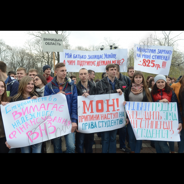 7 квітня 2016. У Києві в парку ім. Тараса Шевченка відбулася Всеукраїнська попереджувальна акція протесту студентів та молоді яка здобуває освіту, на захист гідного майбутнього студентської молоді України. Гасла акції: «Стипендію усім студентам, хто успішно навчається! Контрактники і бюджетники мають рівні права на стипендію!». Ініціатори  заходу студентські  профспілки та Молодіжна  рада  ФПУ, які стурбовані намірами органів влади звузити соціально-економічні права студентів, учнів професійно-технічних навчальних закладів , зокрема, на отримання стипендії, на доступну освіту, забезпечення гуртожитками, охорону здоров'я, соціальний захист. 