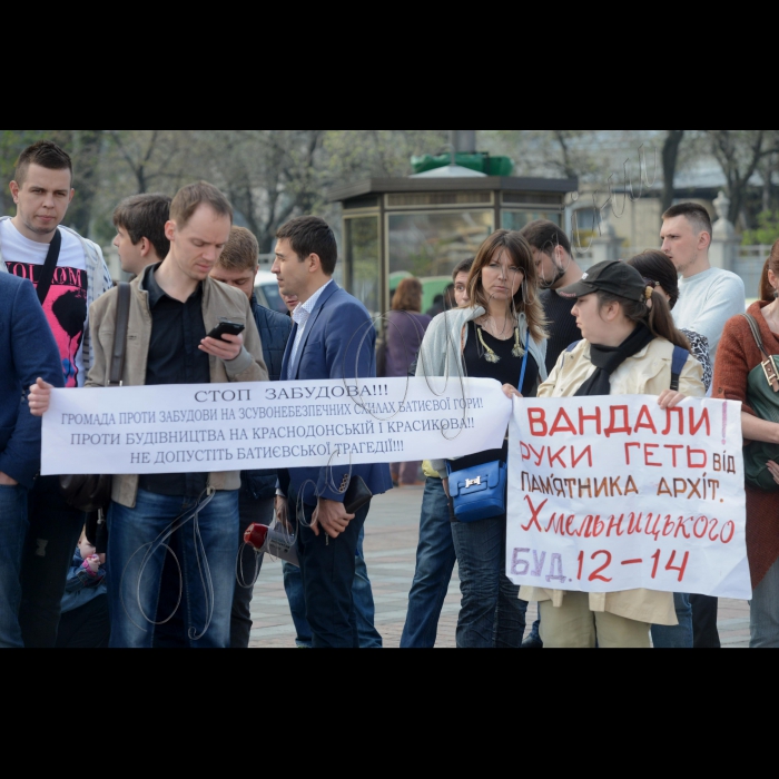 12 квітня 2016. Місцеві жителі, які борються проти ущільнювальної забудови, почали пікетування пленарного засідання ВРУ з вимогою створення Тимчасової слідчої комісії по розслідуванню незаконних забудов в Києві. Девіз акції: «Будівельний терор – STOP!». Місцеві жителі протестують проти незаконного захоплення дворів, парків і скверів будівельними компаніями і проти інспірування будівельного терору київською владою. В акції візьмуть участь захисники Качиного озера, Микільської Слобідки, Биківнянського лісу, активісти ініціативних груп вул. Прирічної, 37а, пров. Святошинського, 2, вул. Володі Дубініна, 2, вул. Мечнікова, 9–11, вул. Петра Красікова і багатьох інших. Протестувальники вимагають покласти край незаконним забудовам і припинити ущільнювальний будівельний терор. Організатори акції – ГО «Барви життя», ГО «Микільська Слобідка». 