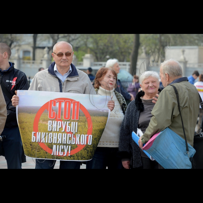 12 квітня 2016. Місцеві жителі, які борються проти ущільнювальної забудови, почали пікетування пленарного засідання ВРУ з вимогою створення Тимчасової слідчої комісії по розслідуванню незаконних забудов в Києві. Девіз акції: «Будівельний терор – STOP!». Місцеві жителі протестують проти незаконного захоплення дворів, парків і скверів будівельними компаніями і проти інспірування будівельного терору київською владою. В акції візьмуть участь захисники Качиного озера, Микільської Слобідки, Биківнянського лісу, активісти ініціативних груп вул. Прирічної, 37а, пров. Святошинського, 2, вул. Володі Дубініна, 2, вул. Мечнікова, 9–11, вул. Петра Красікова і багатьох інших. Протестувальники вимагають покласти край незаконним забудовам і припинити ущільнювальний будівельний терор. Організатори акції – ГО «Барви життя», ГО «Микільська Слобідка». 