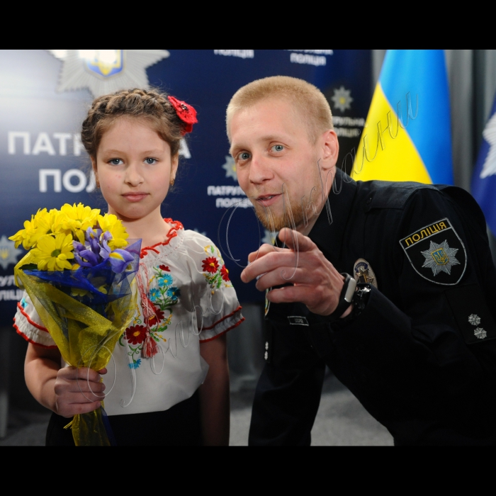 13 квітня 2016. В медіа-центрі Департаменту патрульної поліції України відбулась презентація нового проекту патрульної поліції України — Community policing. Проект Community policing спрямований на застосування нового підходу в роботі патрульної поліції, а саме взаємодії з громадськістю. Завдяки впровадженню даного проекту, поліція матиме змогу стати суспільно-орієнтовним органом, проводити ефективну превентивну діяльність та вирішувати локальні проблеми на локальних рівнях. Одним із напрямків Community policing є робота з навчальними закладами. 